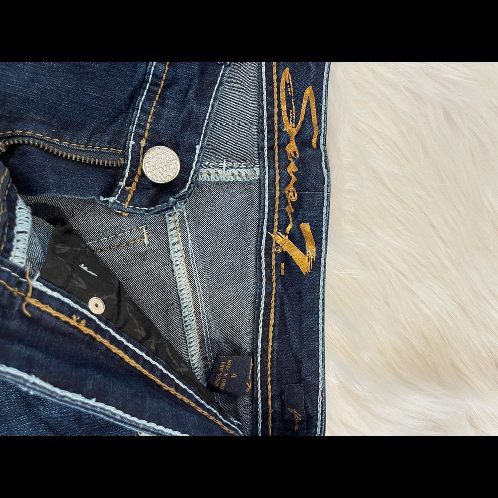 7 Jean with flare bottom - Picture 4 of 5